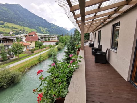 Balcony/Terrace, Mountain view, River view