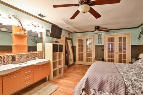 Photo of the whole room, Bedroom, wardrobe