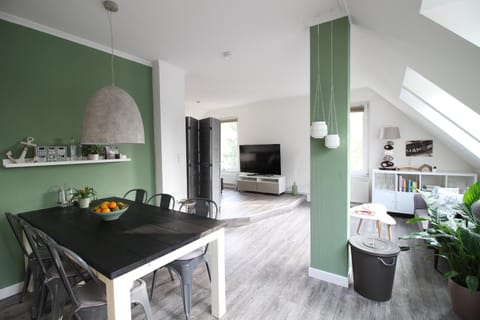 Kitchen or kitchenette, Living room, Seating area, Dining area