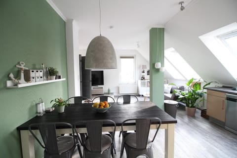 Coffee/tea facilities, Kitchen or kitchenette, Living room, Seating area, Dining area