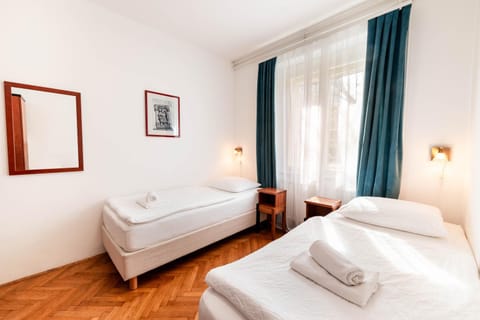 Bed, TV and multimedia, Photo of the whole room, Bedroom, Quiet street view, towels, air conditioner