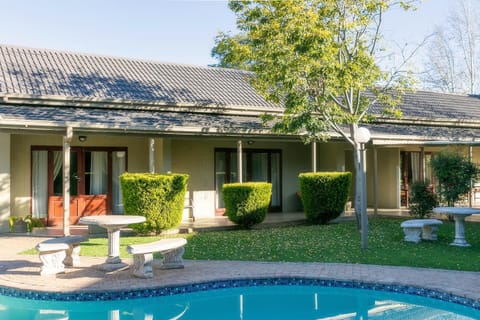 Property building, Garden, Swimming pool, Swimming pool