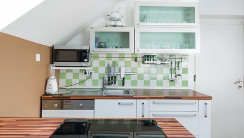 Coffee/tea facilities, Kitchen or kitchenette, dishwasher, microwave, oven, stove