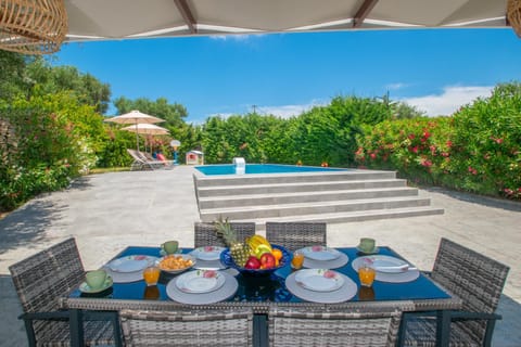 Patio, Spring, Day, Garden, Coffee/tea facilities, View (from property/room), Balcony/Terrace, Living room, Food and drinks, Seating area, Dining area, Food, Garden view, Pool view, Swimming pool, Drinks