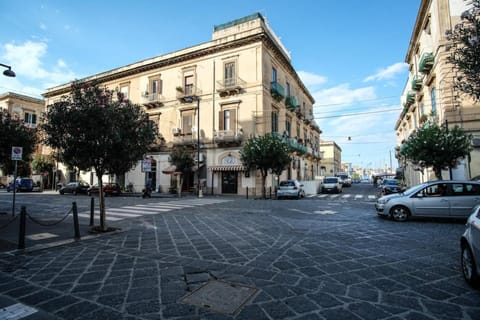 Facade/entrance, Day, Neighbourhood, Balcony/Terrace, Street view