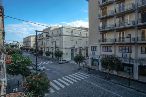 Property building, Spring, Day, Neighbourhood, On site, City view