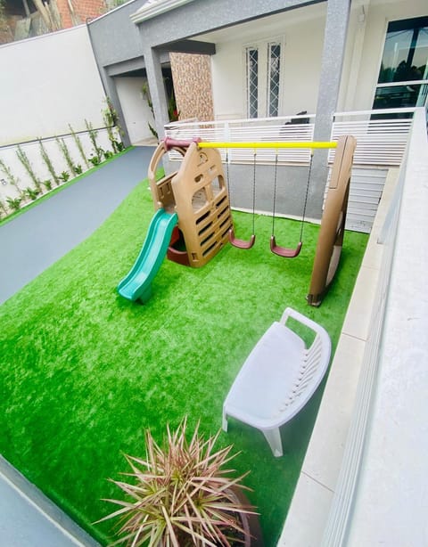 CWB 997 com piscina aquecida jacuzzi e Playground House in São José dos Pinhais