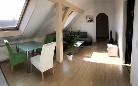 Kuschelige Dachgeschosswohnung am Clarapark Apartamento in Leipzig