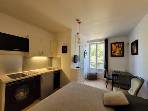 Bed, TV and multimedia, Kitchen or kitchenette, Photo of the whole room, Dining area