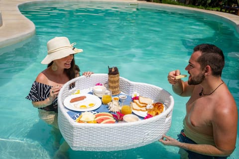 Swimming pool, Breakfast