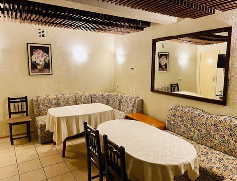 Restaurant/places to eat, Communal lounge/ TV room, Living room, Banquet/Function facilities, Seating area, Dining area