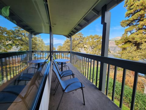 Property building, Spring, Day, Summer, Balcony/Terrace, Seating area, Windsurfing, Windsurfing, Autumn, River view, River view, Location