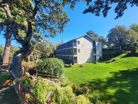 Property building, View (from property/room), Balcony/Terrace, Pets, Garden view, River view, wedding