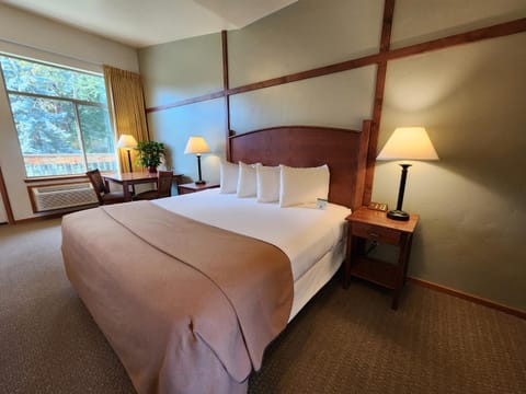 Westcliff Lodge Hotel in Hood River