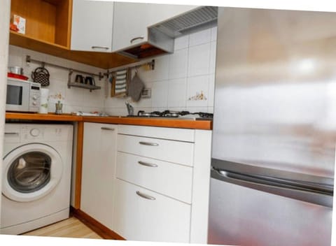 Kitchen or kitchenette, minibar, stove, washing machine