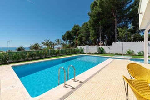 Preciosa villa con piscina, jardín y vistas al mar WIFI Chalet in Alcossebre