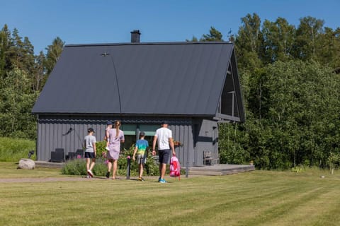 Property building, Facade/entrance, Day, People, People, Natural landscape, Summer, Garden, Garden, On site, Garden view, Location, group of guests, Family, Family