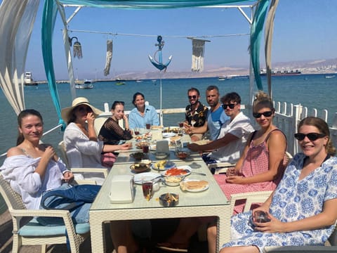 Restaurant/places to eat, Day, People, Food and drinks, Food, Guests, Sea view, group of guests