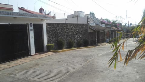 Casa privada completa , para 8 personas para descanso y o trabajo y por habitacion con baño privado para 2 personas compartiendo areas comunes House in Cuernavaca