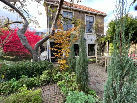 Apple Tree Cottage - discover this charming home at beautiful canal in our idyllic garden Haus in Gouda