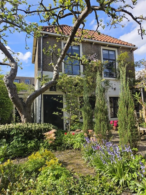 Apple Tree Cottage - discover this charming home at beautiful canal in our idyllic garden Casa in Gouda