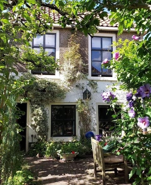 Apple Tree Cottage - discover this charming boutique canal home in idyllic garden Casa in Gouda