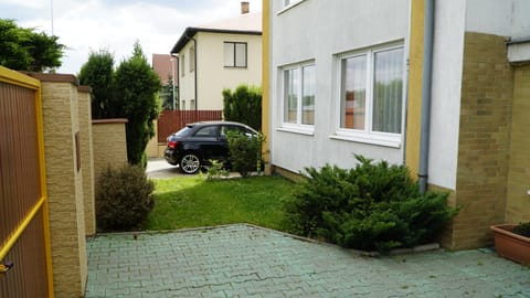 Patio, Facade/entrance