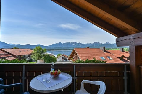 Natural landscape, View (from property/room), Balcony/Terrace, Lake view, Mountain view