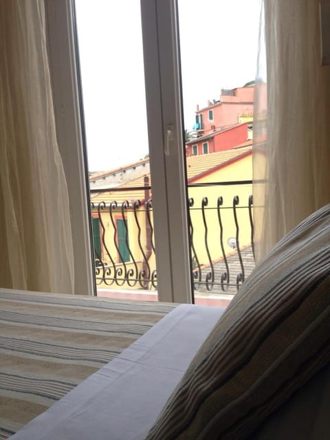 Bed, Food and drinks