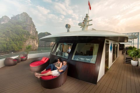 Athena Royal Cruise Barco atracado in Laos