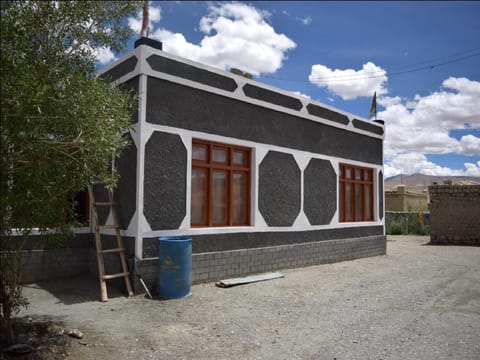 Facade/entrance, Mountain view