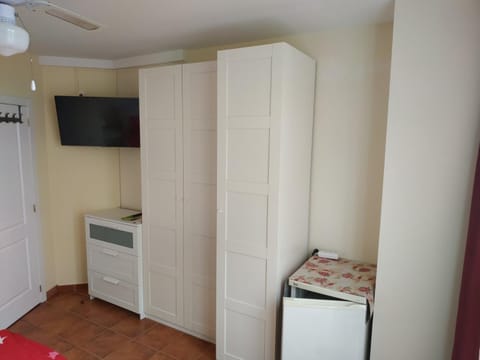 Habitación con refrigerador propio cerca del aeropuerto Vacation rental in Abona