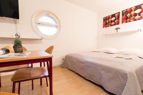 Apartmenthaus Hietzing I contactless check-in Condo in Vienna