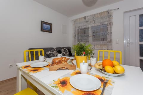 Coffee/tea facilities, Kitchen or kitchenette, Living room, Dining area, Breakfast