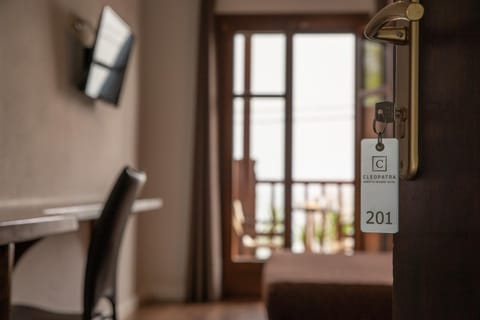 Bed, TV and multimedia, View (from property/room), Balcony/Terrace, Photo of the whole room, Logo/Certificate/Sign, Sea view, Street view