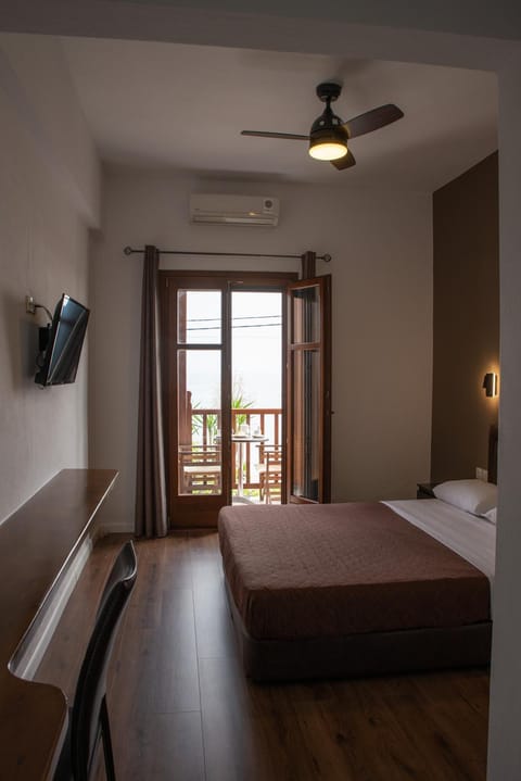 Bed, TV and multimedia, View (from property/room), Balcony/Terrace, Photo of the whole room, Sea view, Area and facilities, air conditioner