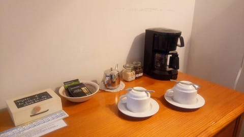 Coffee/tea facilities, Decorative detail, Dining area, Bedroom