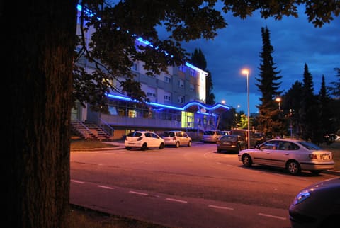 Staff, Facade/entrance, Night, People, Street view, older children, group of guests, Family, Parking