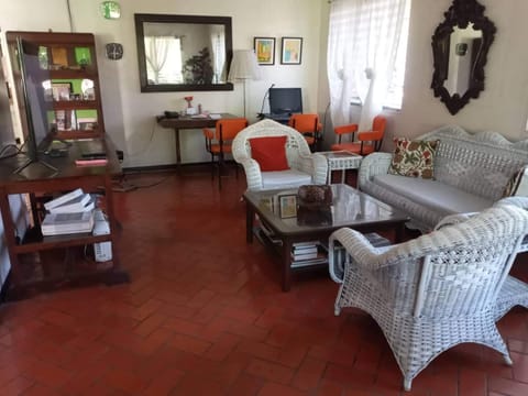 Casa Joaquin BnB Alojamiento y desayuno in Paranaque