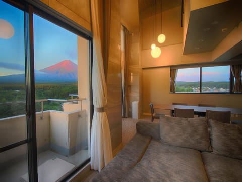 Balcony/Terrace, Living room, Mountain view