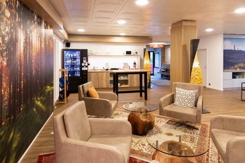 Communal lounge/ TV room, Kitchen or kitchenette, Living room, Lounge or bar, Seating area, Communal kitchen