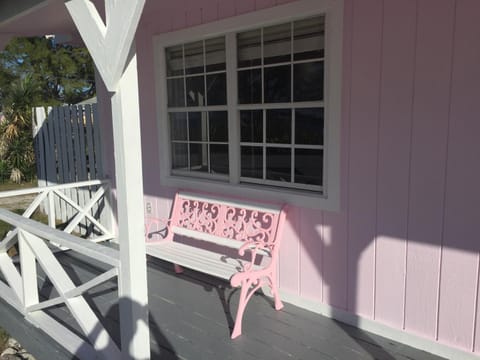 Bimini Seaside Villas - Pink Cottage with Beach View Haus in Bahamas