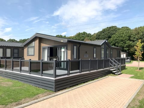 Property building, Facade/entrance, Garden, Garden view