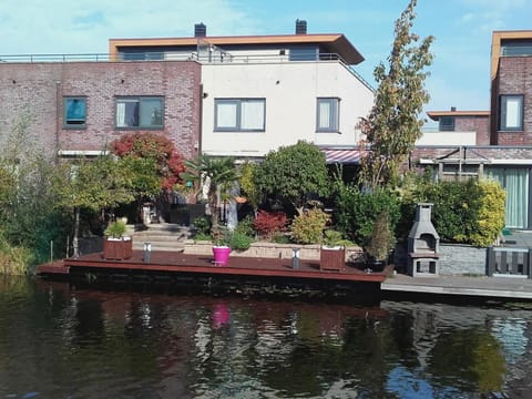 Sunny holiday home in Alkmaar on the water Casa in Alkmaar