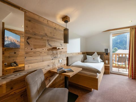 Bed, Natural landscape, Photo of the whole room, Seating area, Bedroom, Mountain view