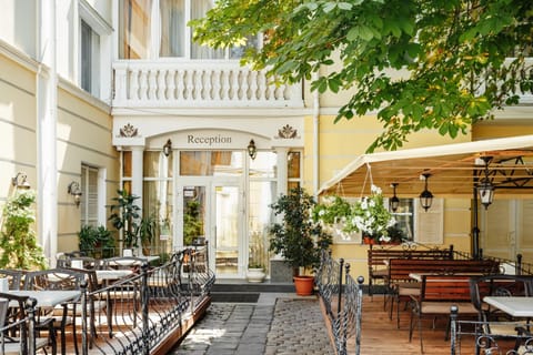 Patio, Restaurant/places to eat, Facade/entrance, Lounge or bar