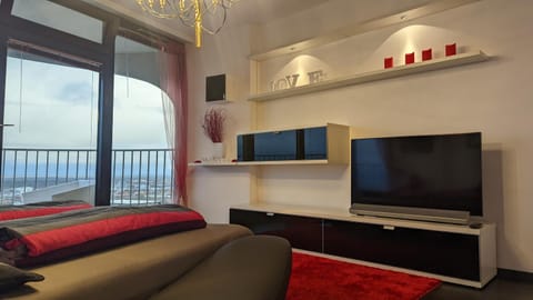 Bed, TV and multimedia, Living room, Photo of the whole room, Seating area, Bedroom