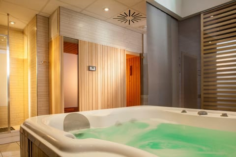 Hot Tub, Sauna, Steam room, Spa and wellness centre/facilities