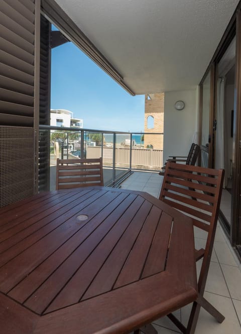 Balcony/Terrace, Food and drinks, Seating area, Pool view, Sea view