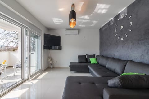 Property building, Balcony/Terrace, Living room